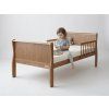 Dieťa na orechovej detskej posteli Noble Toddler Bed [aap]