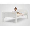 Dieťa na bielej detskej posteli Country Toddler Bed [aap]