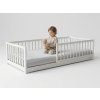 Dieťa na bielej montessori posteli Monty Bed [aap]